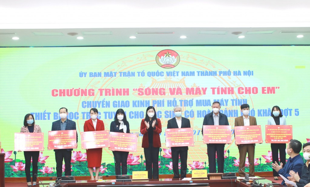 Hà Nội hỗ trợ thiết bị học trực tuyến cho hơn 1 000 học sinh nghèo, khuyết tật